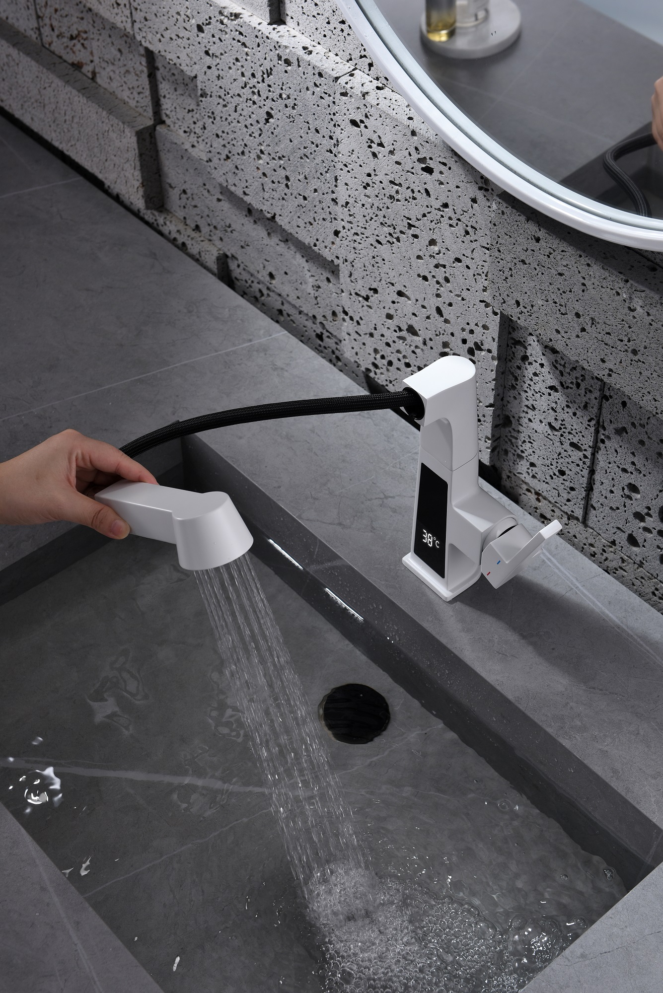 Robinet de lavabo carré blanc avec affichage de la température du robinet de salle de bain