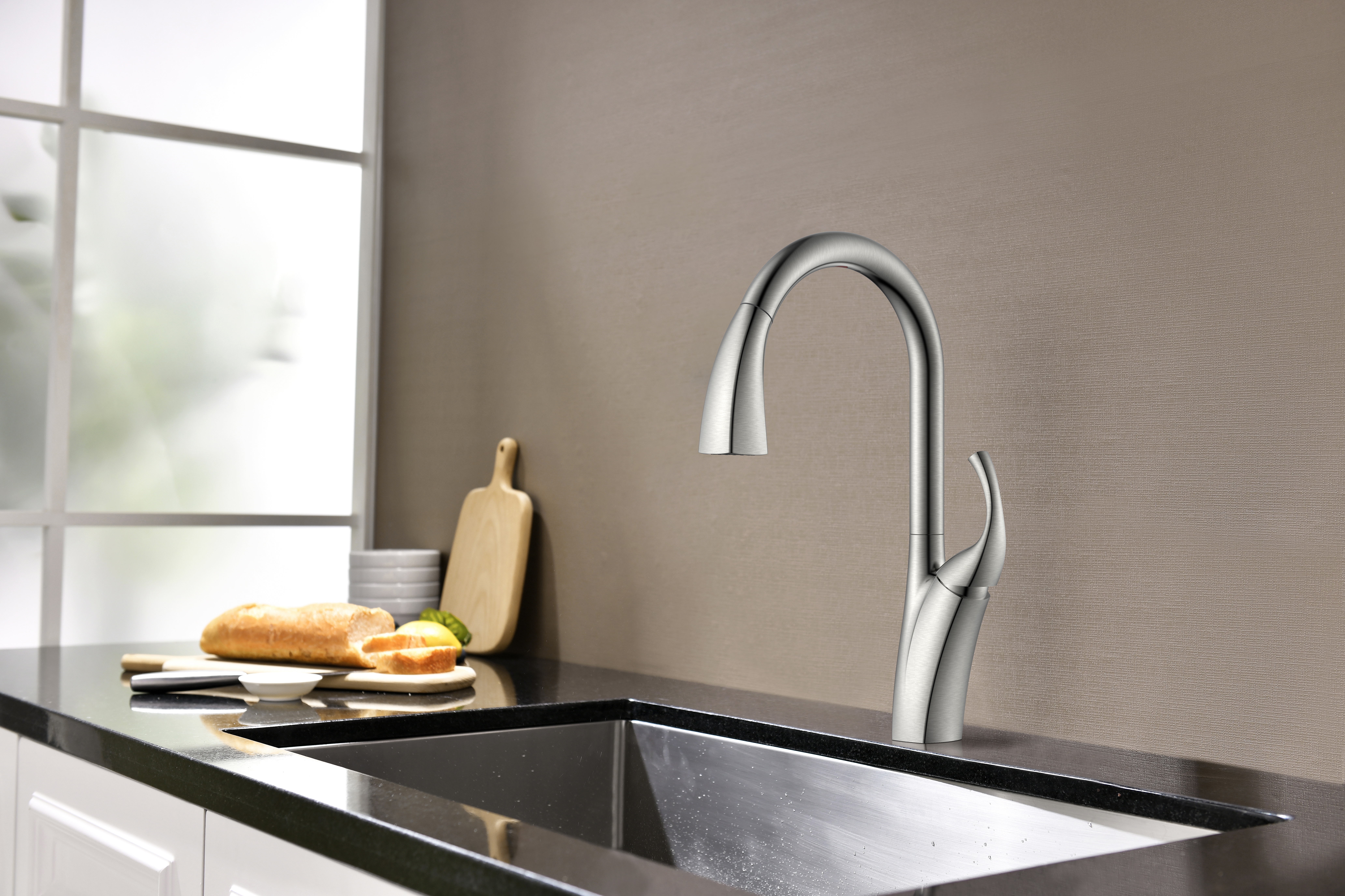 Ajoutez de l'élégance à votre cuisine avec un robinet de cuisine en or/nickel brossé/moderne