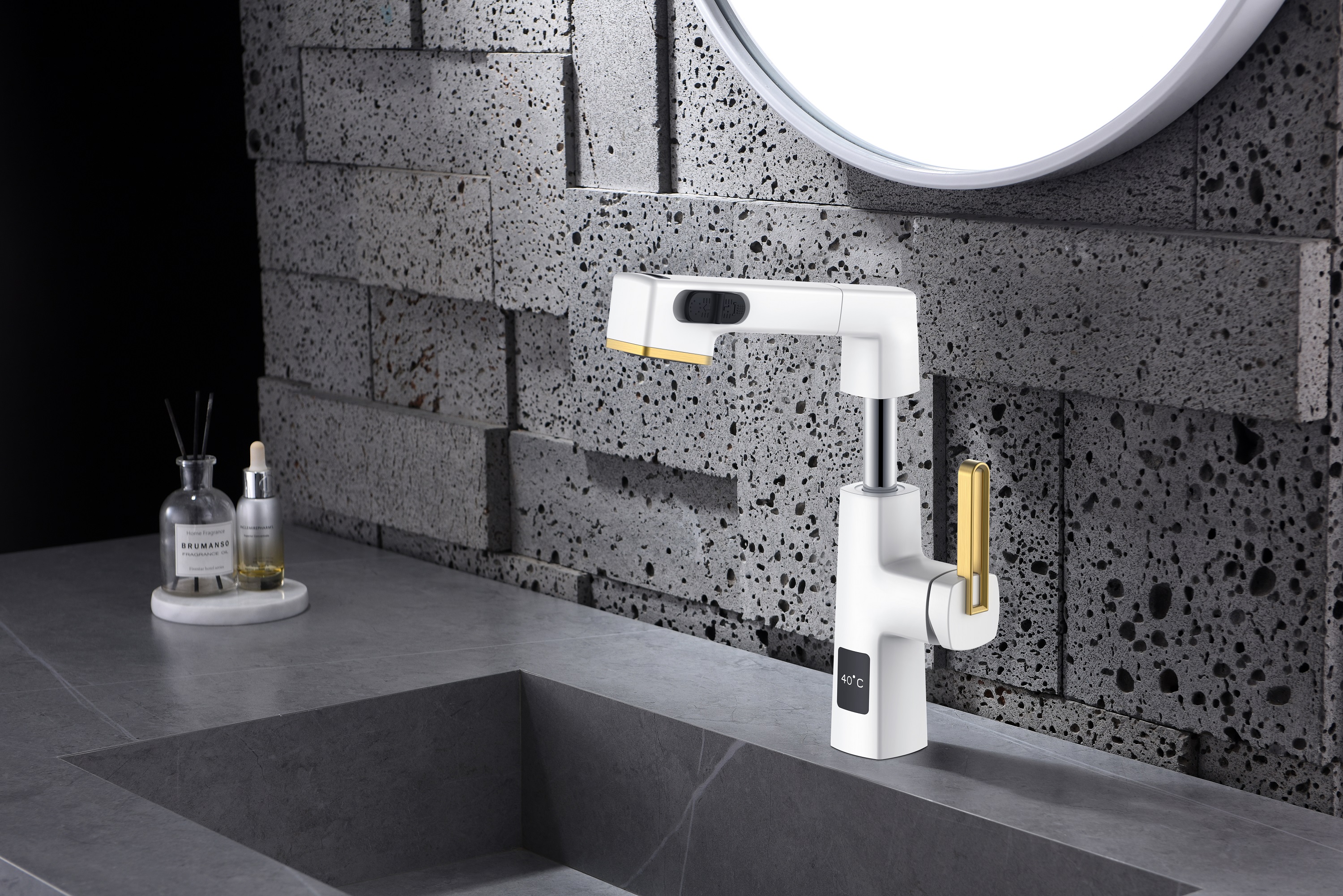  Hauteur réglable de robinet de salle de bains de conception unique blanche et d'or d'affichage de la température