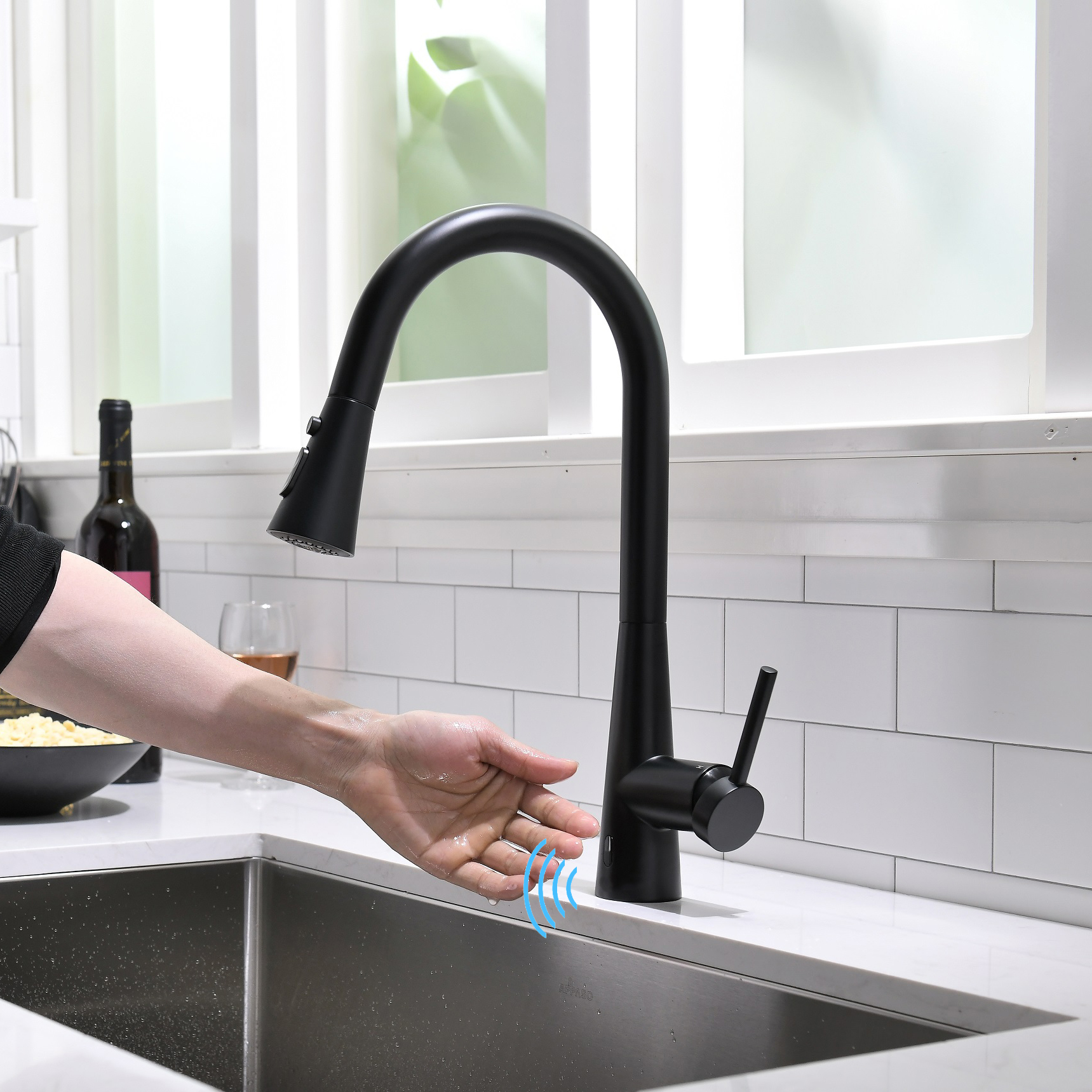 Révolutionner la commodité et l'hygiène : l'essor des robinets de cuisine sans contact