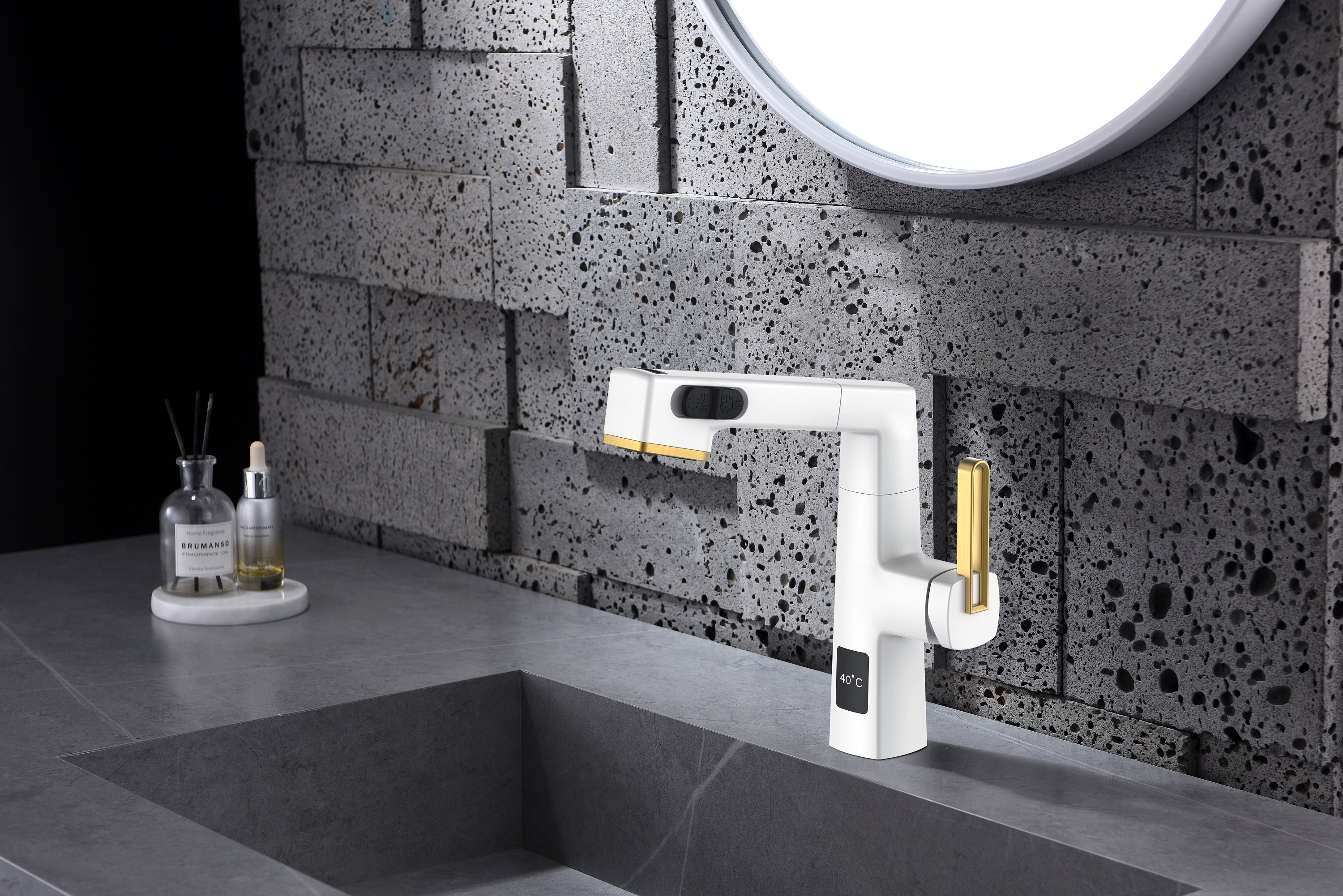  Hauteur réglable de robinet de salle de bains de conception unique d'affichage de la température blanc et d'or rose